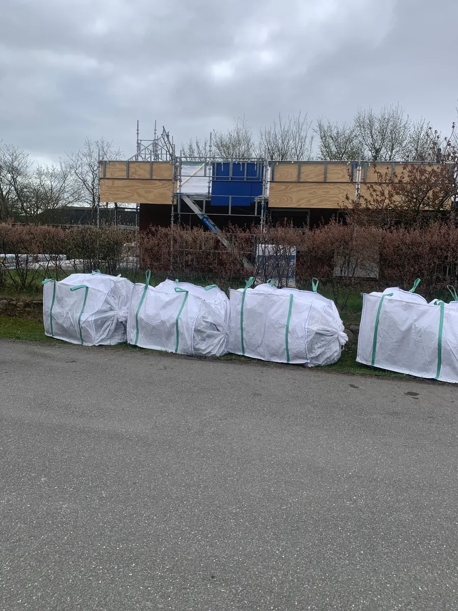 Materialer pakket i bigbags foran byggeplads